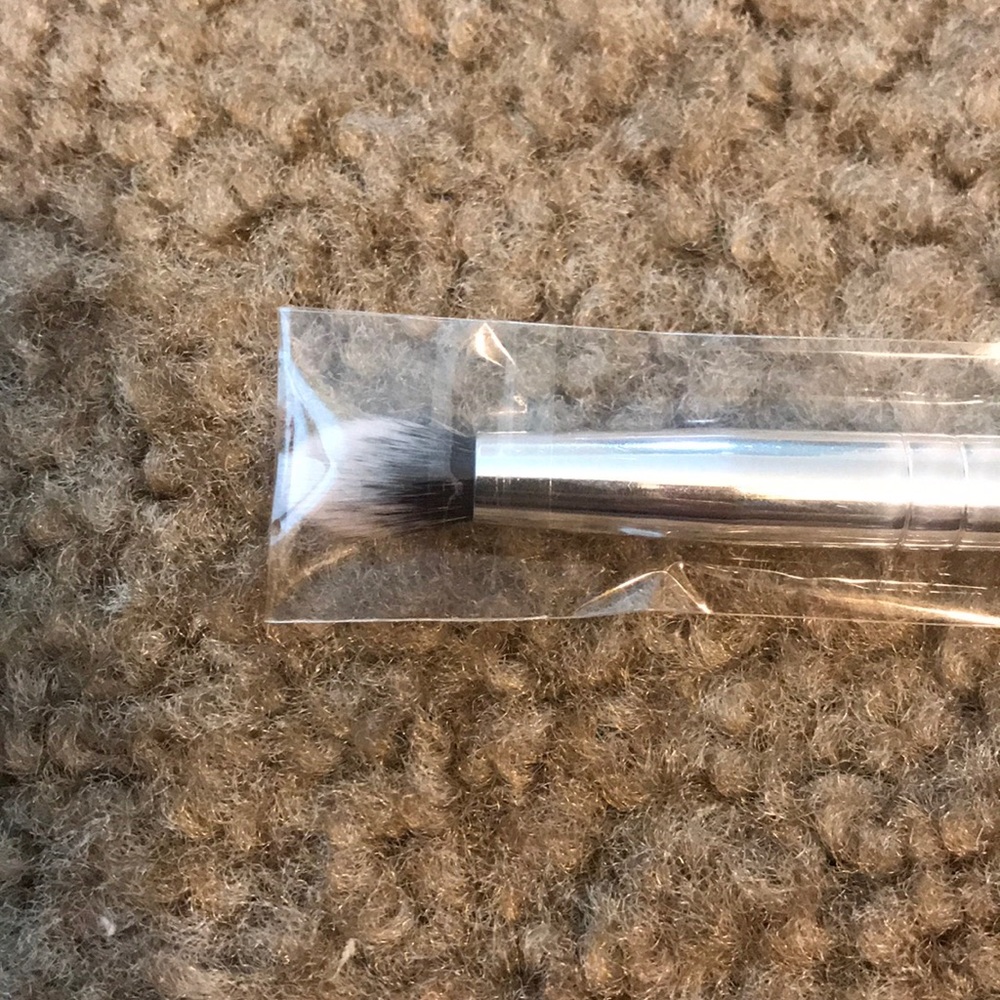 Ruby Makeup Brush - Picture 2 of 3